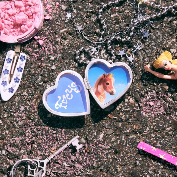 Трек Hearts2Hearts - Flutter (2025)